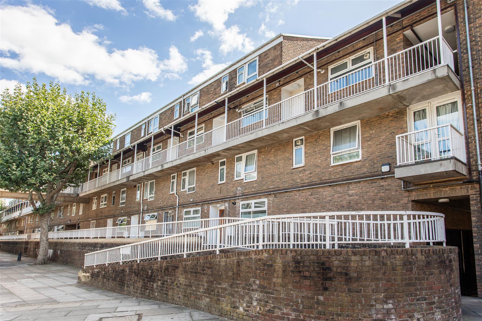 3 bed property in Gough Walk, Poplar